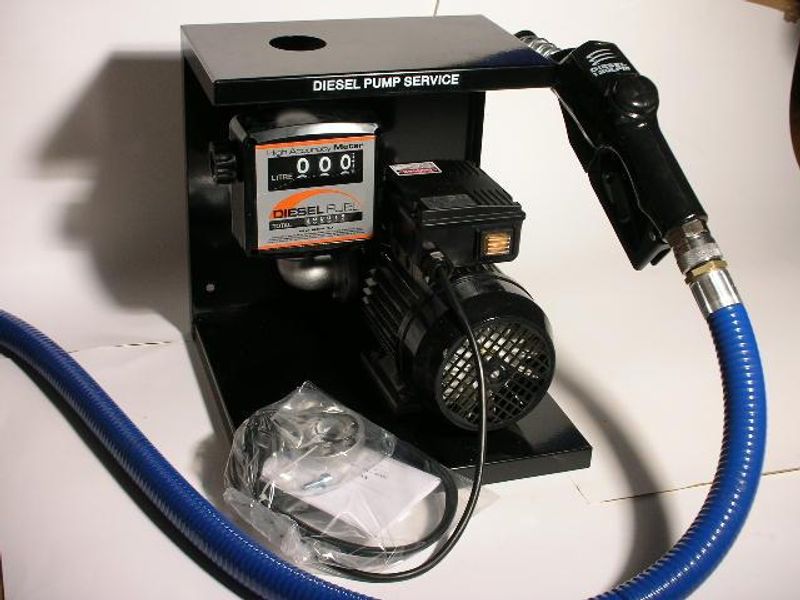 Stor dieselpumpe med teljar